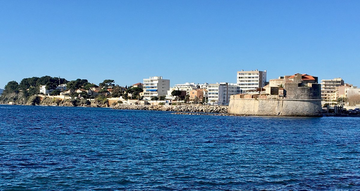 Le Mourillon et le Fort Saint-Louis à Toulon vus depuis la rade — immobilier bord de mer vue mer